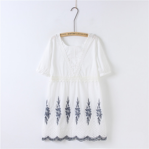 Đầm trắng họa tiết hoa phối ren