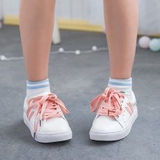 Giày trắng phong cách Nhật Bản