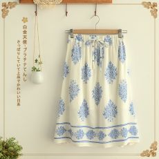 Chân váy màu trắng họa tiết hoa xanh