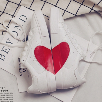 Giày trắng hình trái tim