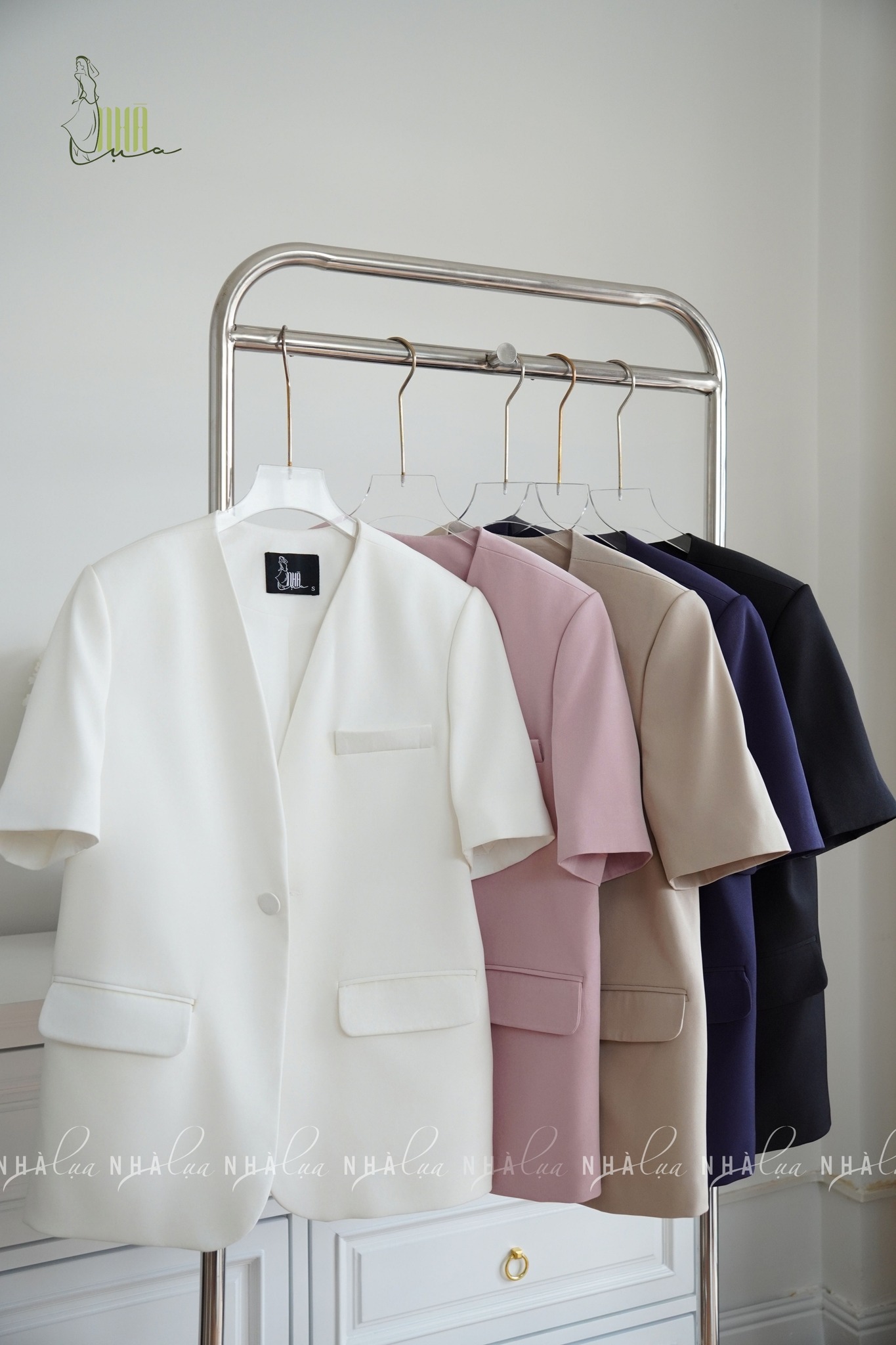Mẫu blazer cộc tay với màu sắc nhẹ nhàng, mix cùng váy liền là xinh cực luôn