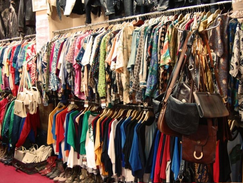 Gian hàng bán đầy quấn áo, túi xách, giày dép với giá thành cực rẻ