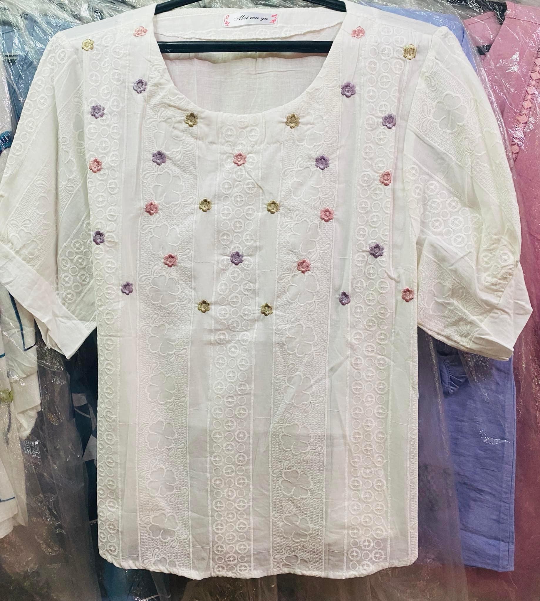 Áo trắng họa tiết hoa nhí