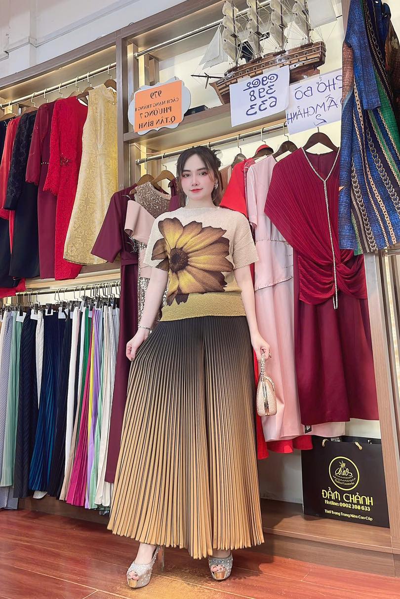 Áo tay ngắn và quần xếp ly