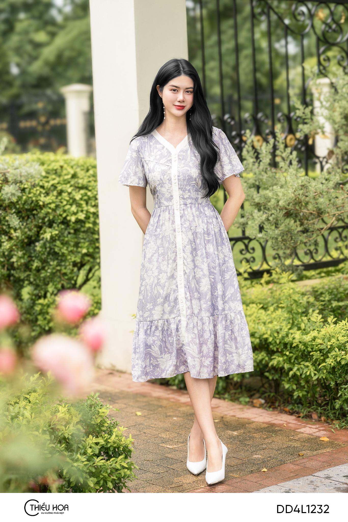 Đầm xòe nhẹ cùng tay cánh tiên tạo sự thanh thoát, nhẹ nhàng.