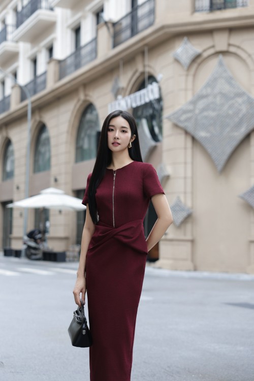 Đầm bút chì màu đỏ đậm không những che được khuyết điểm mà còn giúp tôn dáng khi mặc, giúp người mặc trở nên sang trọng, thanh cao hơn.
