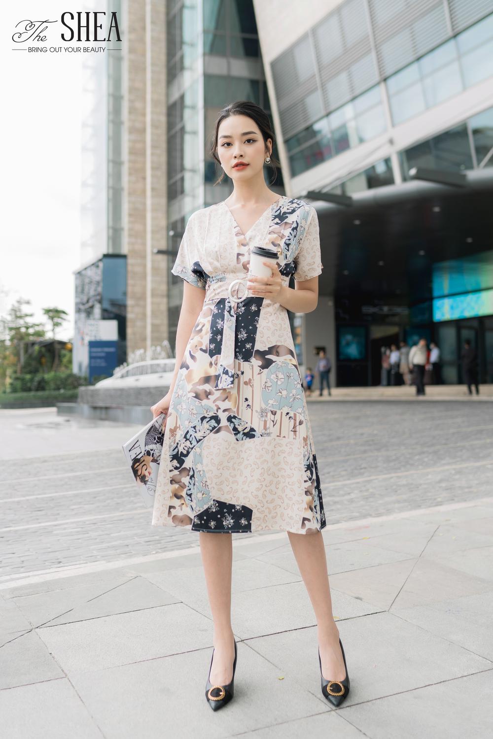 Đầm lụa với họa tiết thắt đai với những điểm nhấn trang trí được tinh chỉ, tỉ mỉ đến từng chi tiết.