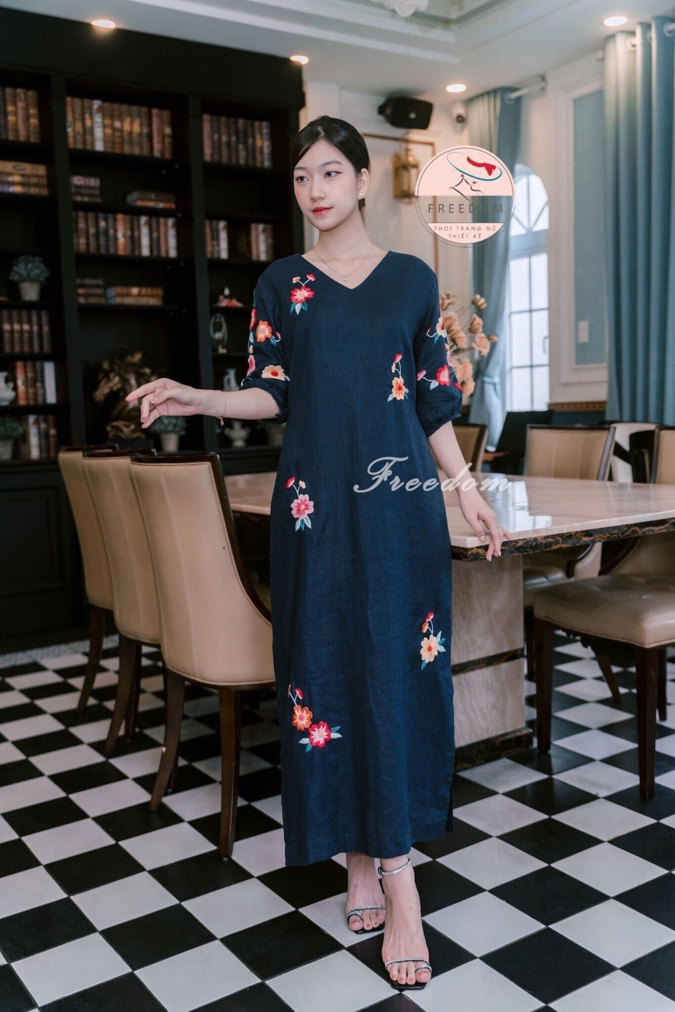 Đầm suông với dáng cổ chữ V, điểm nhấn đặc biệt chính là những cánh hoa tạo nên nét trẻ trung, năng động mà không kém phần thanh lịch.