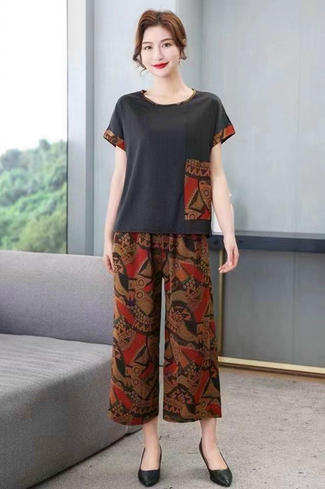 Bộ quần áo mặc thường ngày, với thiết kế thoải mái, rộng rãi.