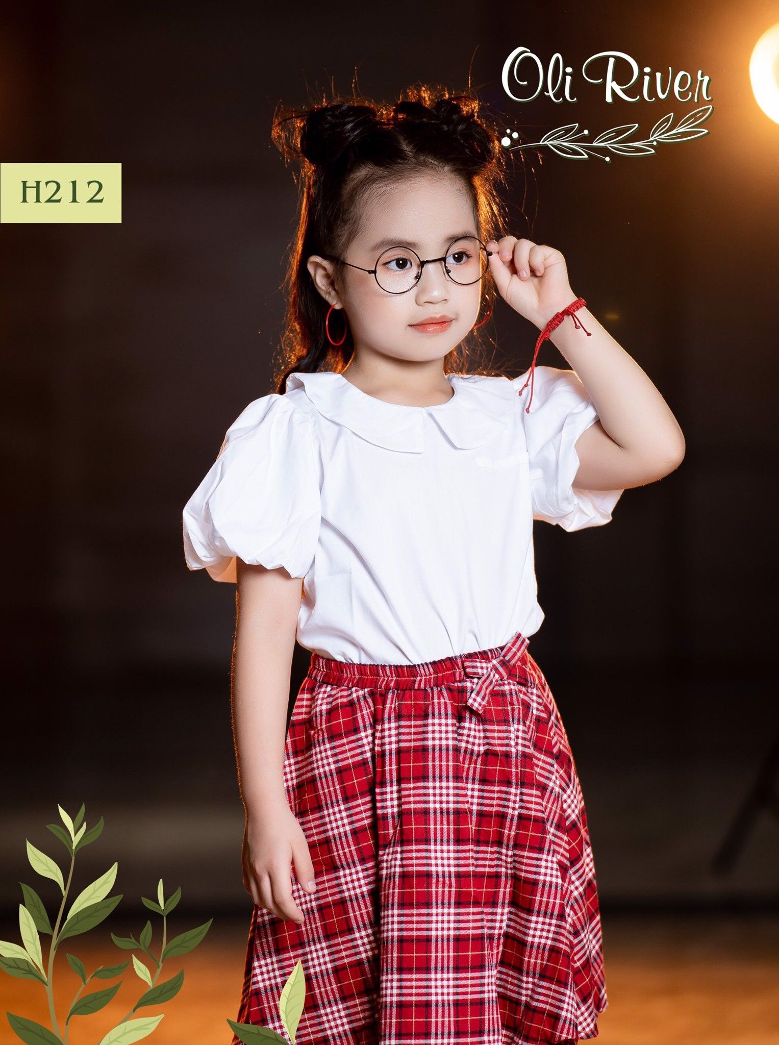 Thiết kế áo tay bồng cùng với cổ sen đáng yêu, được làm từ chất liệu thô thấm hút, thoáng mát và không gây kích ứng cho bé.