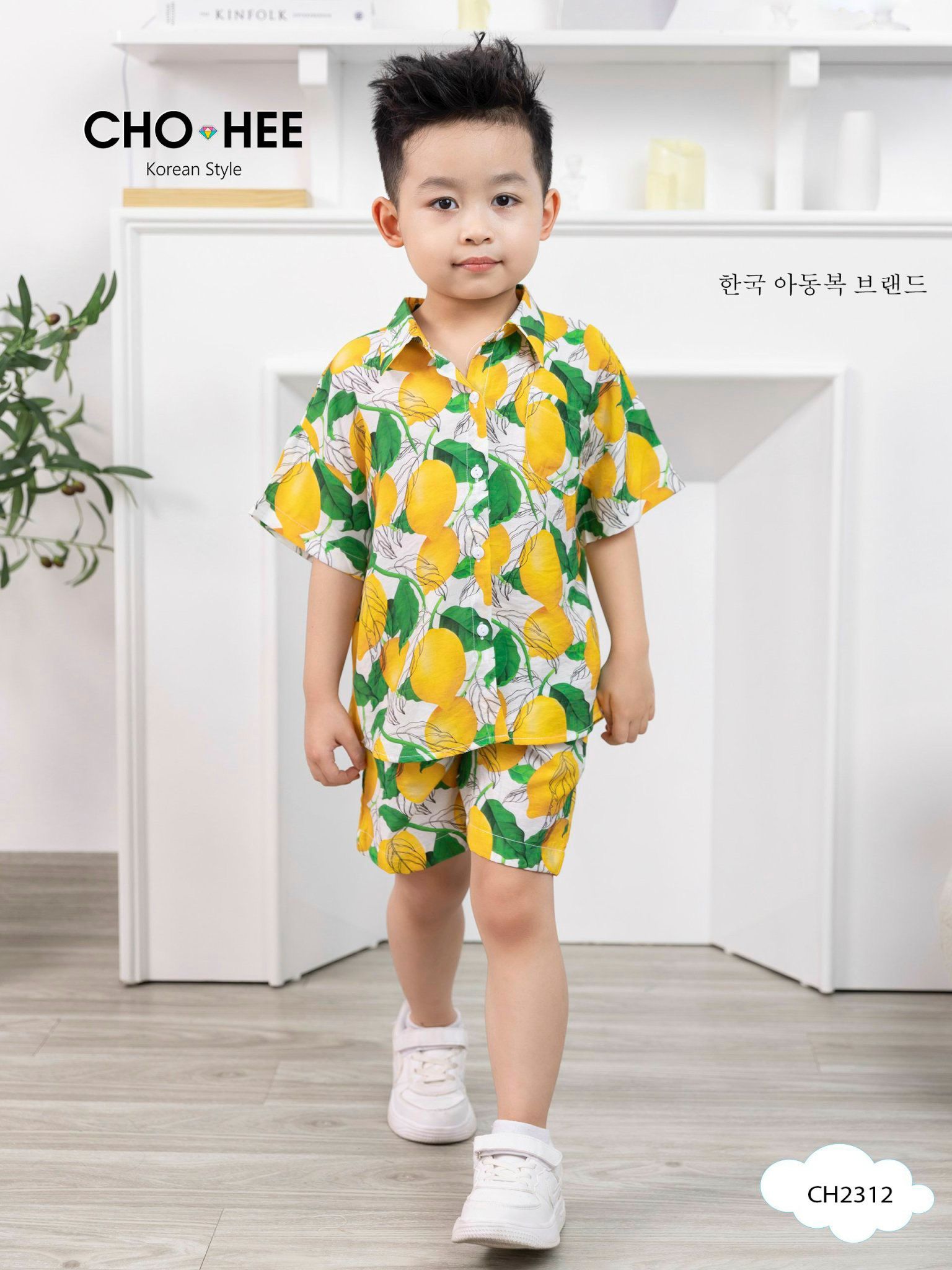 Bộ sơ mi quả chanh vàng được làm từ chất liệu đũi cao cấp, thoáng mát và mềm mại.