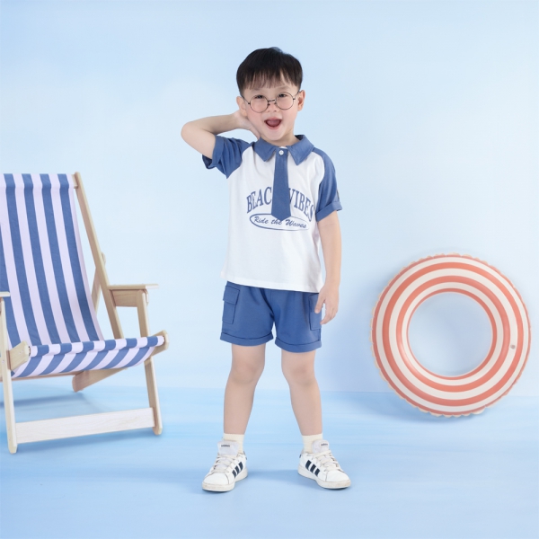 Thiết kế cổ áo cách điệu sơ mi kết hợp cùng cà vạt.