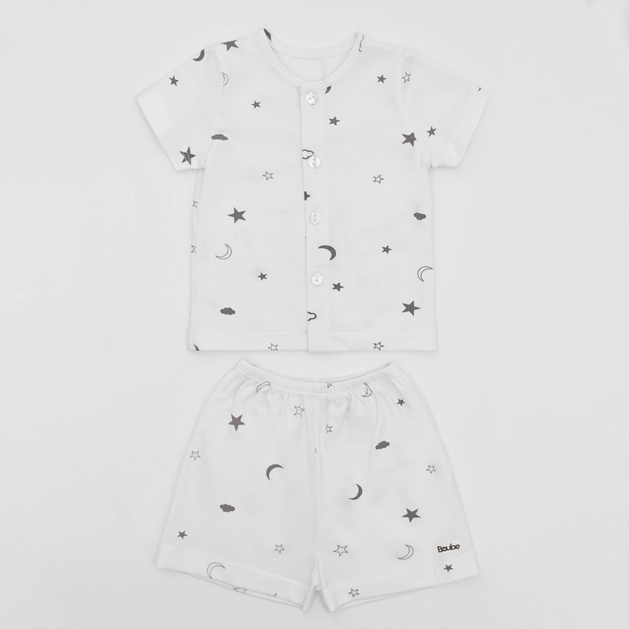 Bộ quần áo ngắn tay in họa tiết trăng sao được làm từ vải cotton organic.