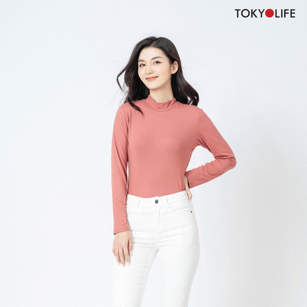 Áo TokyoLife ôm vừa cơ thể, nhẹ nhàng, giữ ấm suốt ngày, phối đồ dễ dàng cho mọi phong cách trẻ trung.