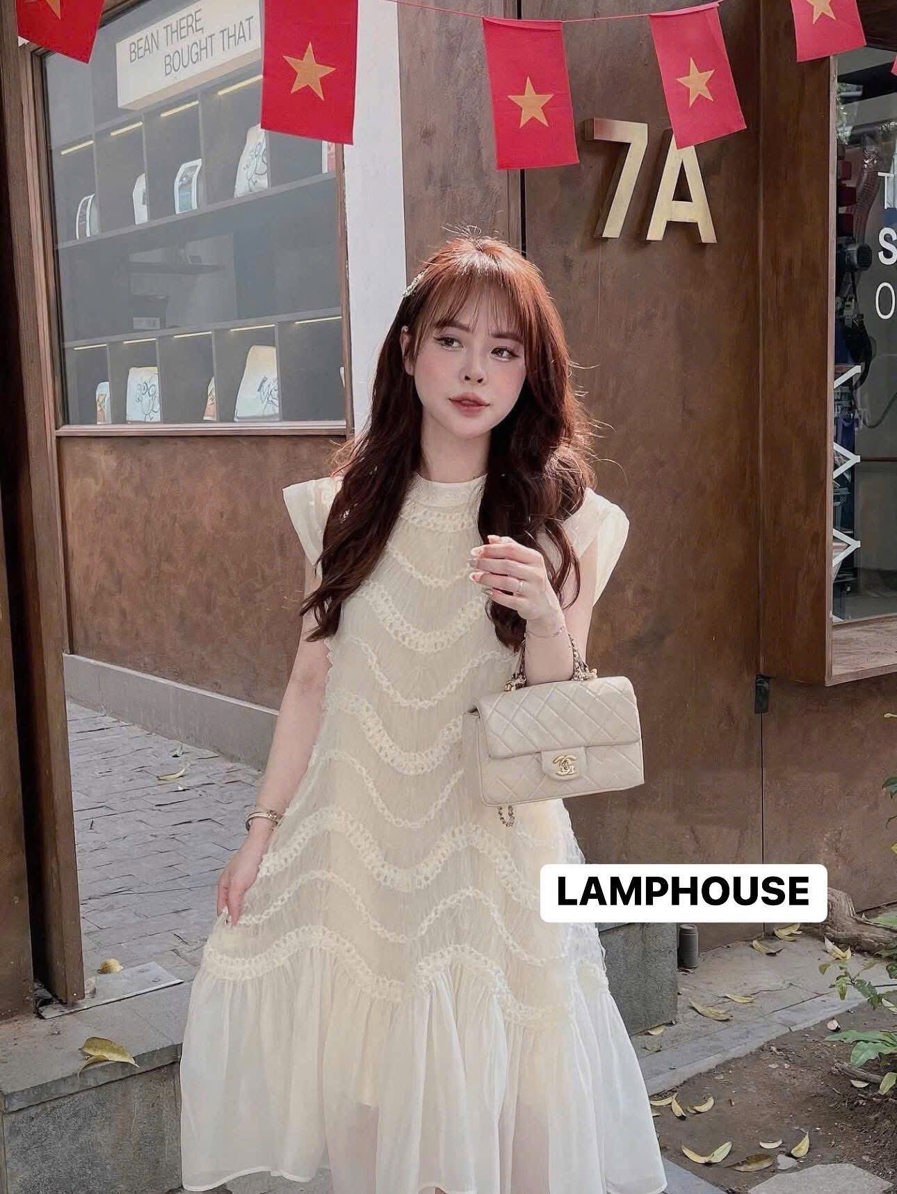 Lamp House Shop mang đến những bộ đồ thanh lịch nhưng vẫn ngọt ngào, khiến nàng thêm phần đáng yêu và tinh tế.