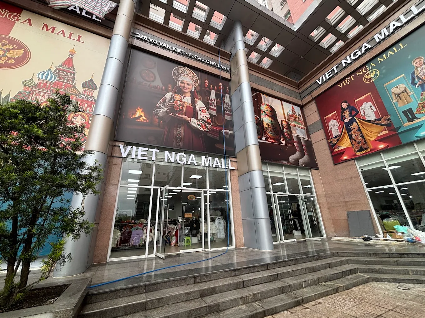 Không gian bên ngoài Việt Nga Mall