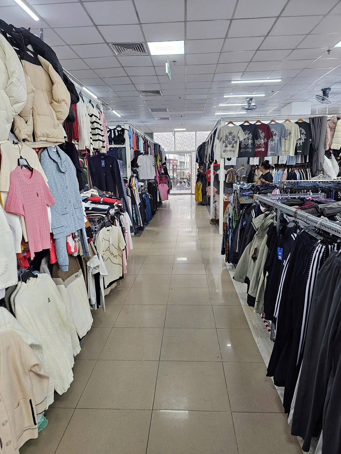 Việt Nga Mall với các phân khu được sắp xếp khoa học, lối di chuyển rộng rãi để khách thoải mái tham quan mua sắm