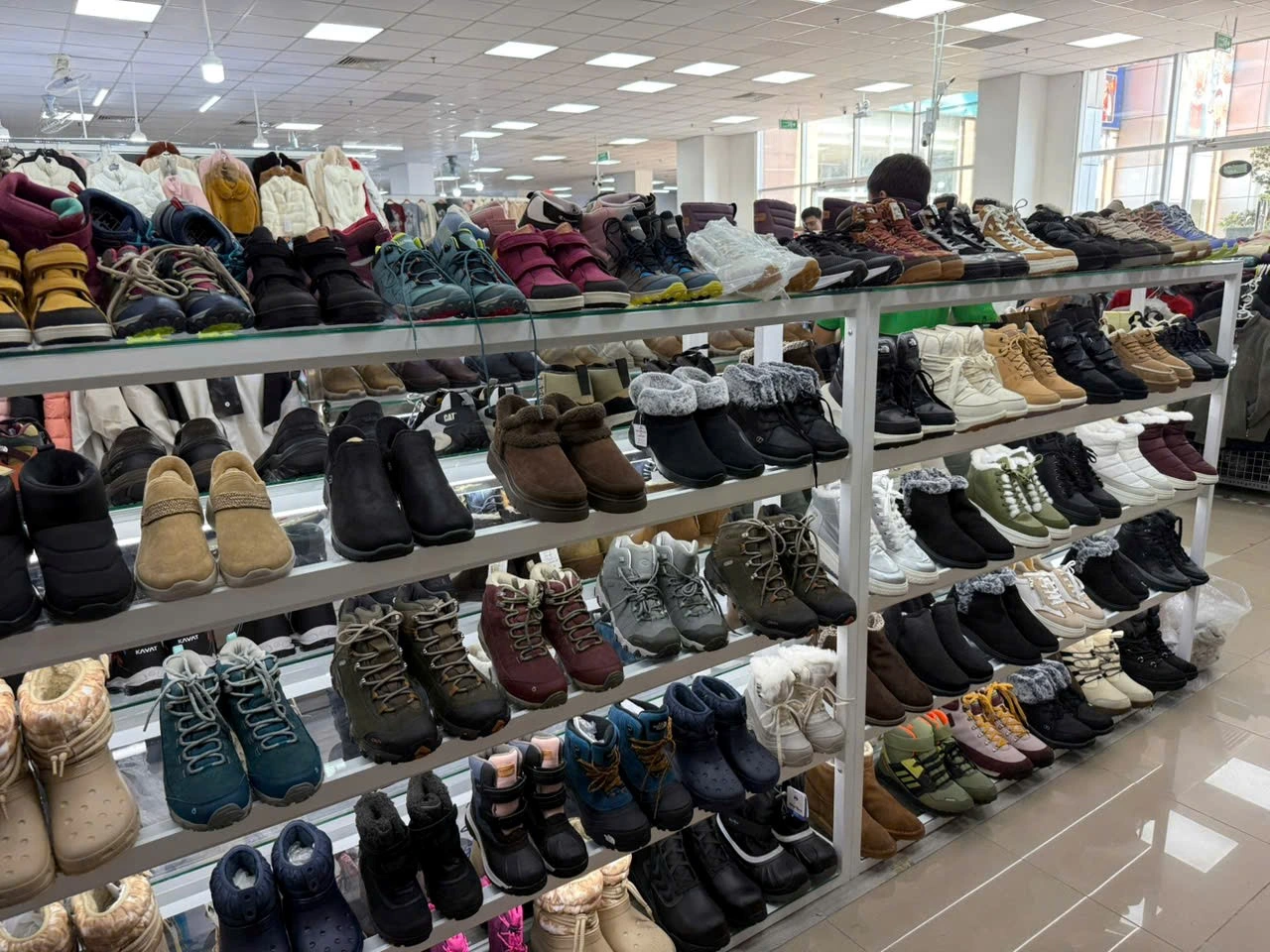 Kệ trưng bày những mẫu giày đi tuyết chuyên dụng