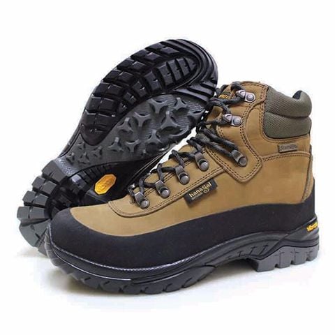 Đế giày được thiết kế với gai bám chống trơn trượt và phù hợp với địa hình đất đá