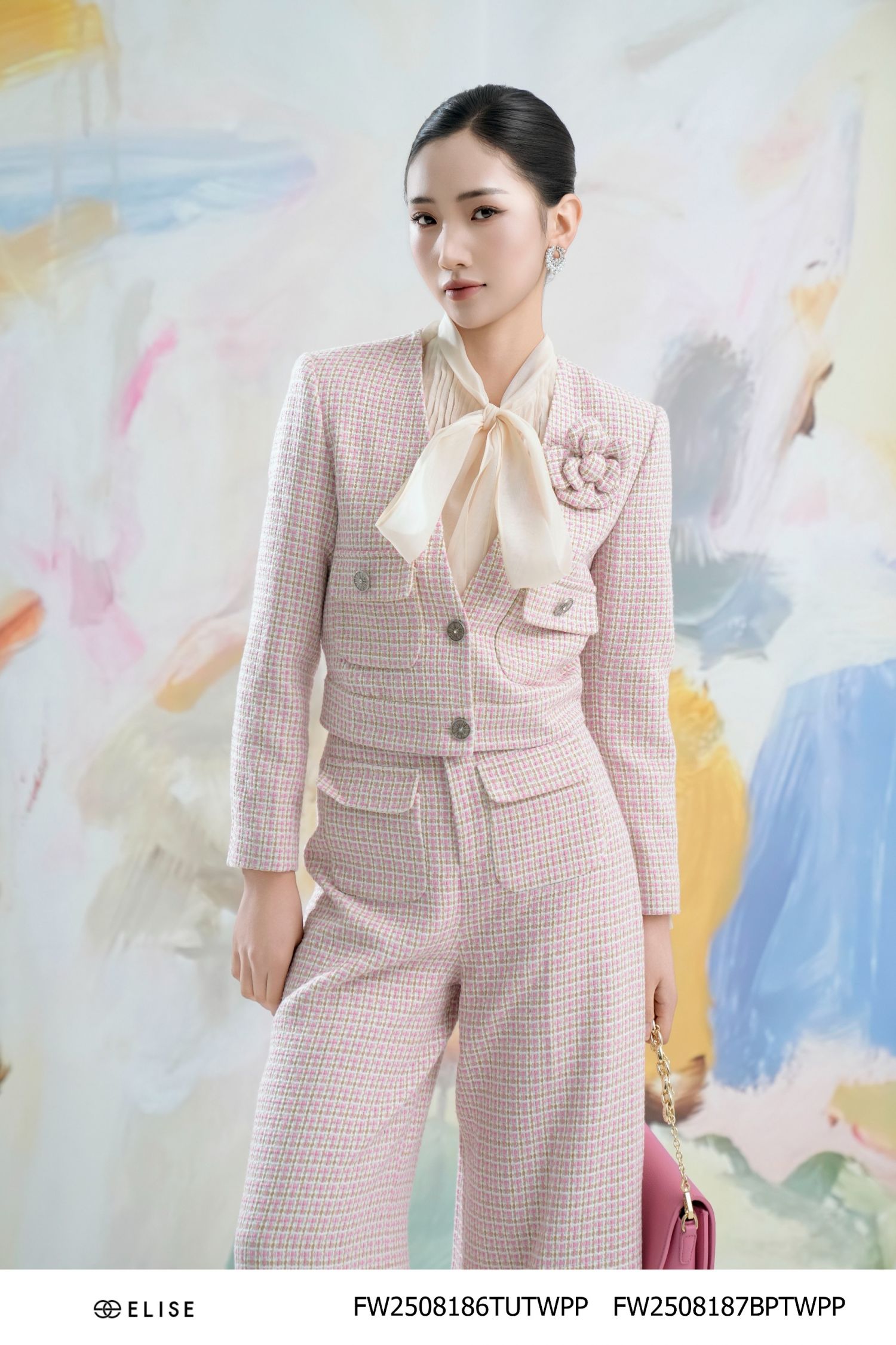 Thời trang Elise kết hợp phong cách trẻ trung và thanh lịch, vừa thoải mái vừa giữ trọn sự sang trọng.