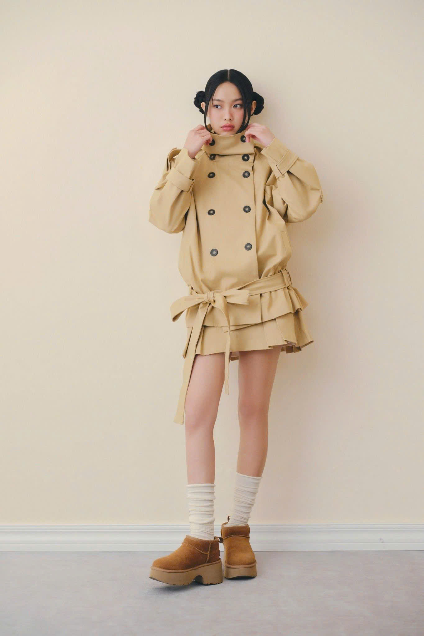 Áo khoác Trench coat dáng ngắn màu be mang đến vẻ ngoài thanh lịch, hiện đại và cực kỳ tôn dáng cho những ngày se lạnh.