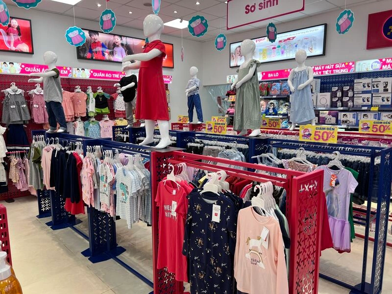 Góc quần áo trẻ em bên trong cửa hàng