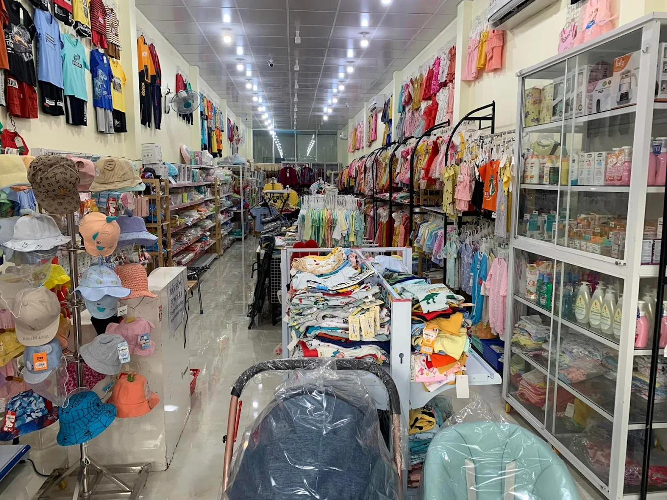 Bên trong cửa hàng mẹ và bé Minh Huệ 