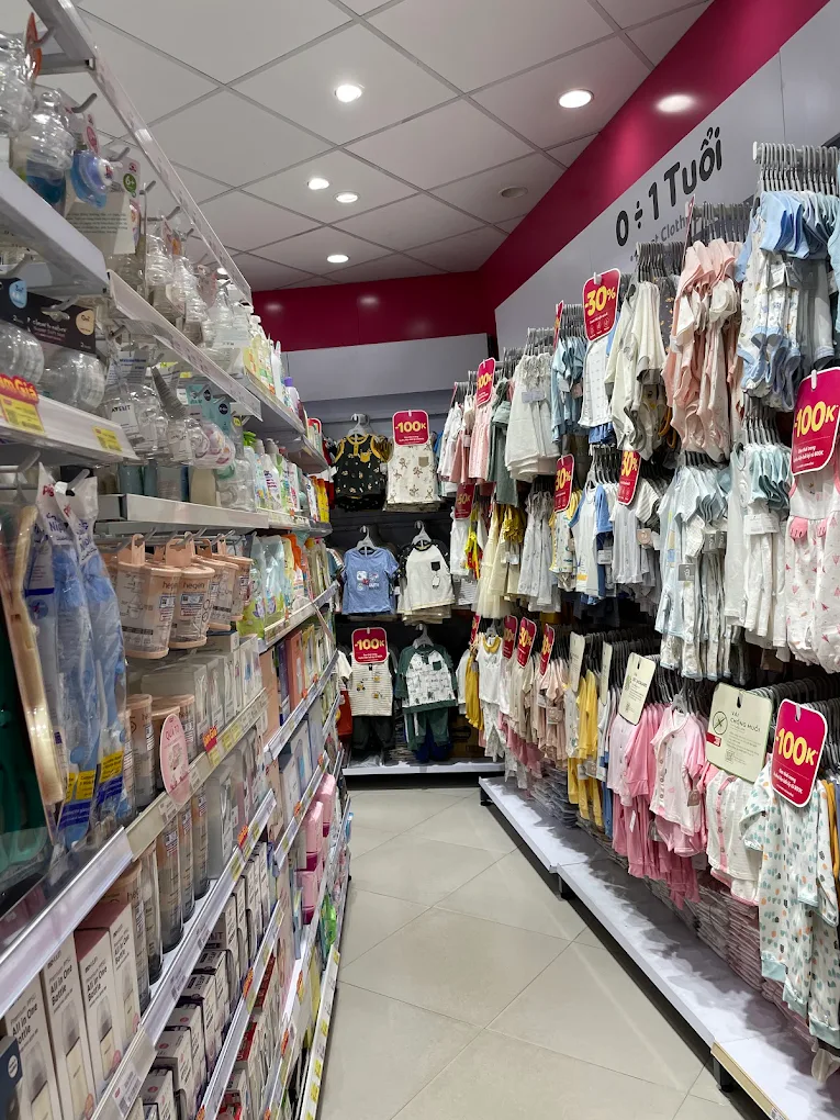 Hình ảnh bên trong chuỗi cửa hàng Con Cưng tại quận Bình Tân