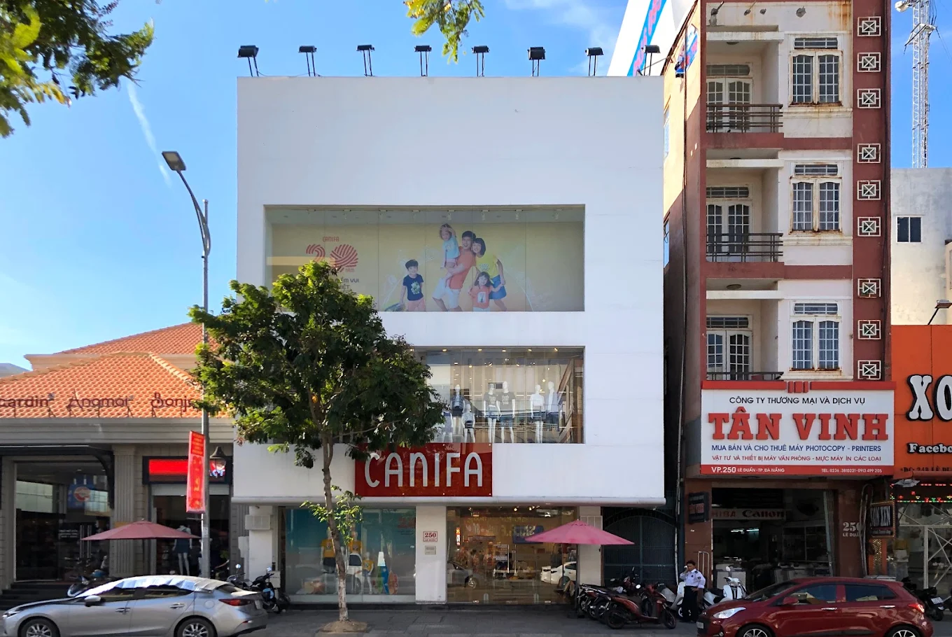 Mặt ngoài của cửa hàng Canifa tại Đà Nẵng