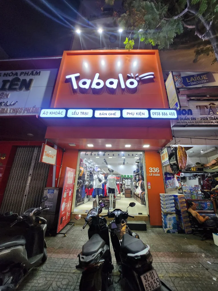 Hình ảnh bên ngoài cửa hàng Tabalo vào ban đêm