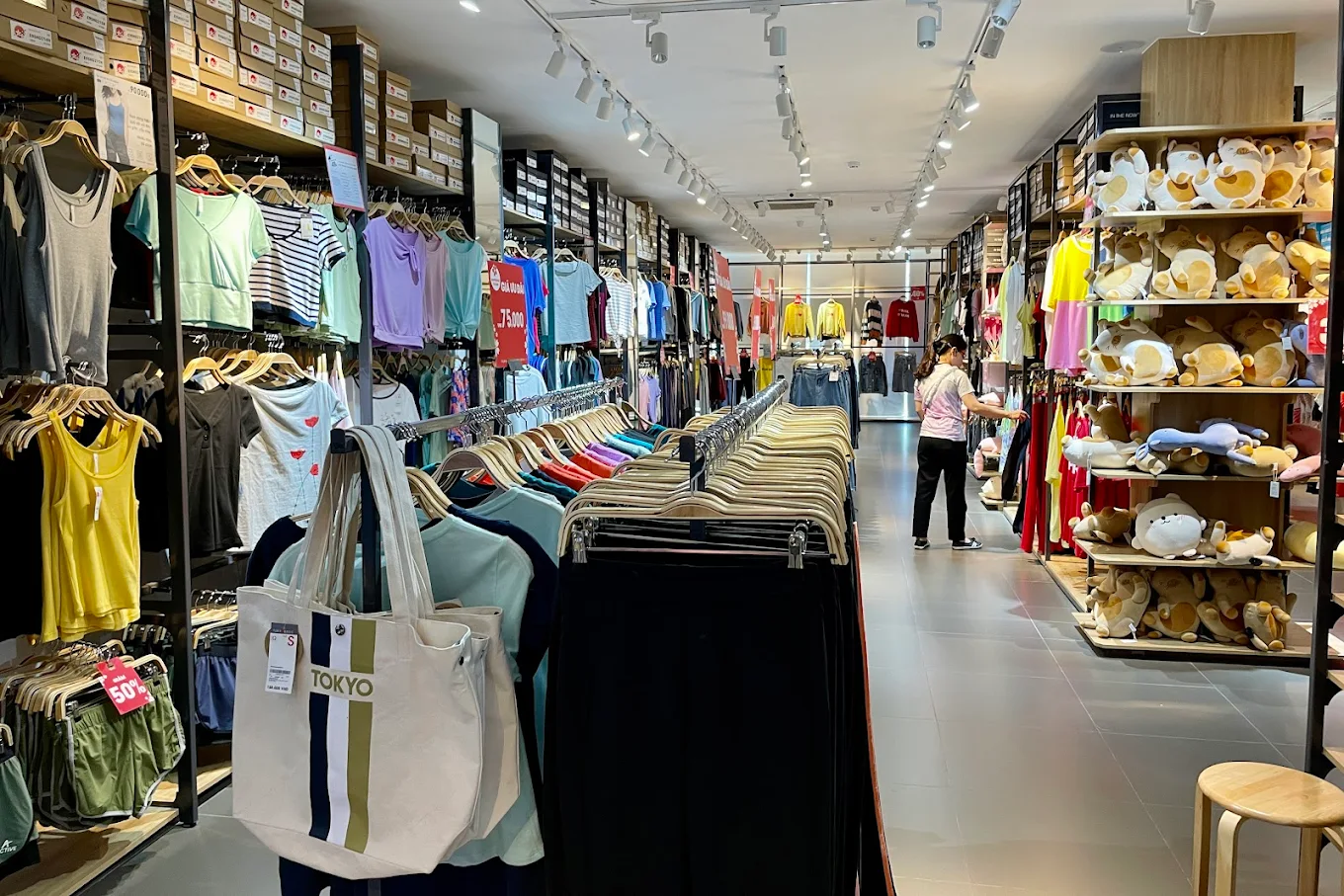 Khu vực áo quần bên trong cửa hàng