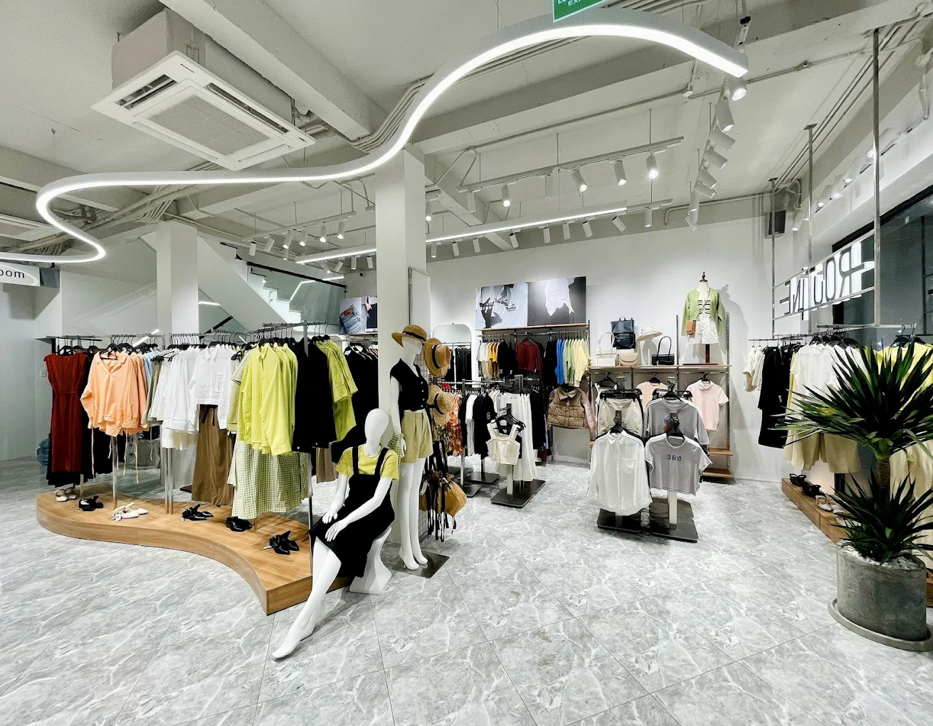 Không gian thoáng mát bên trong cửa hàng