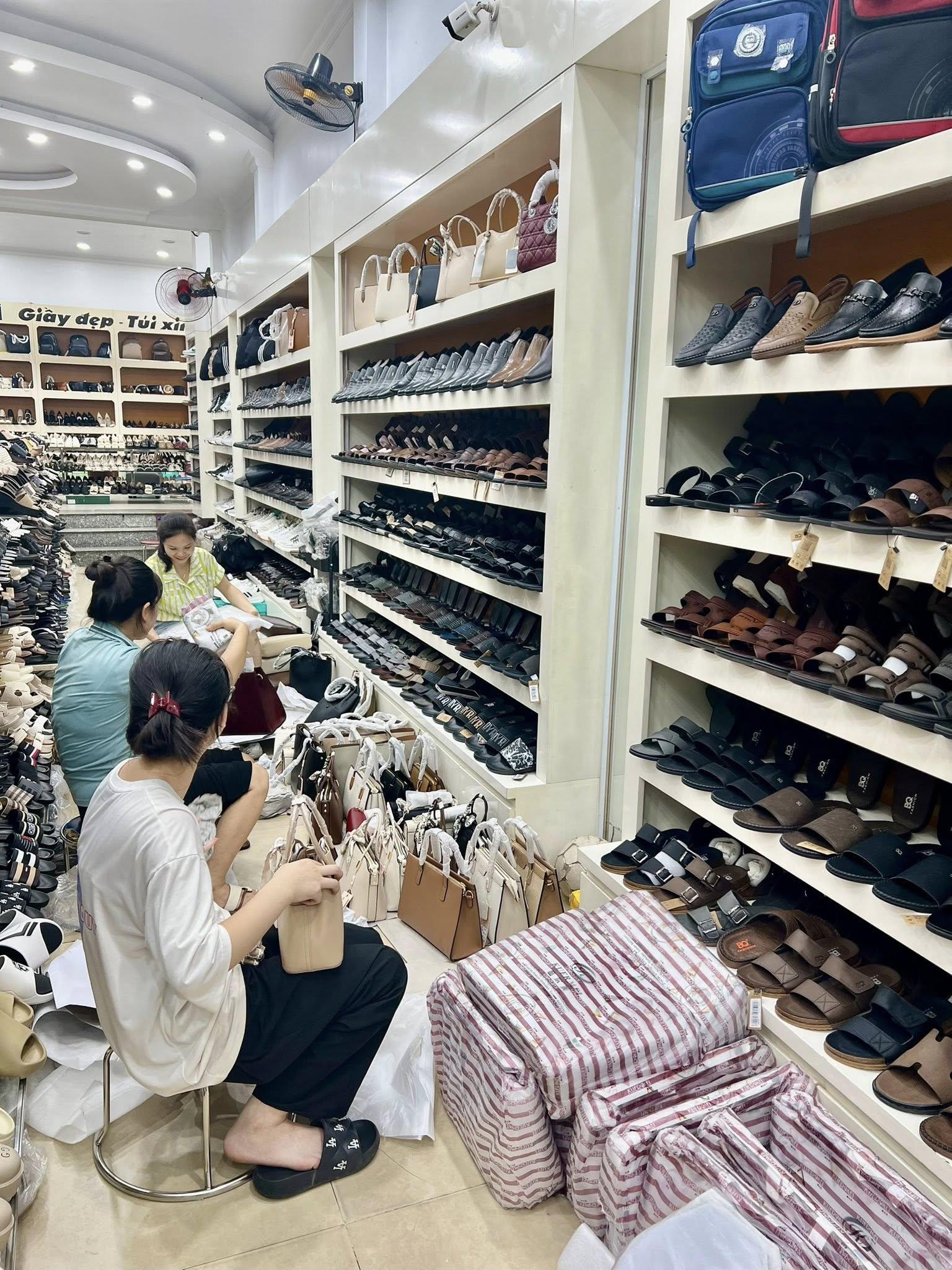 Vài hình ảnh khác bên trong cửa hàng