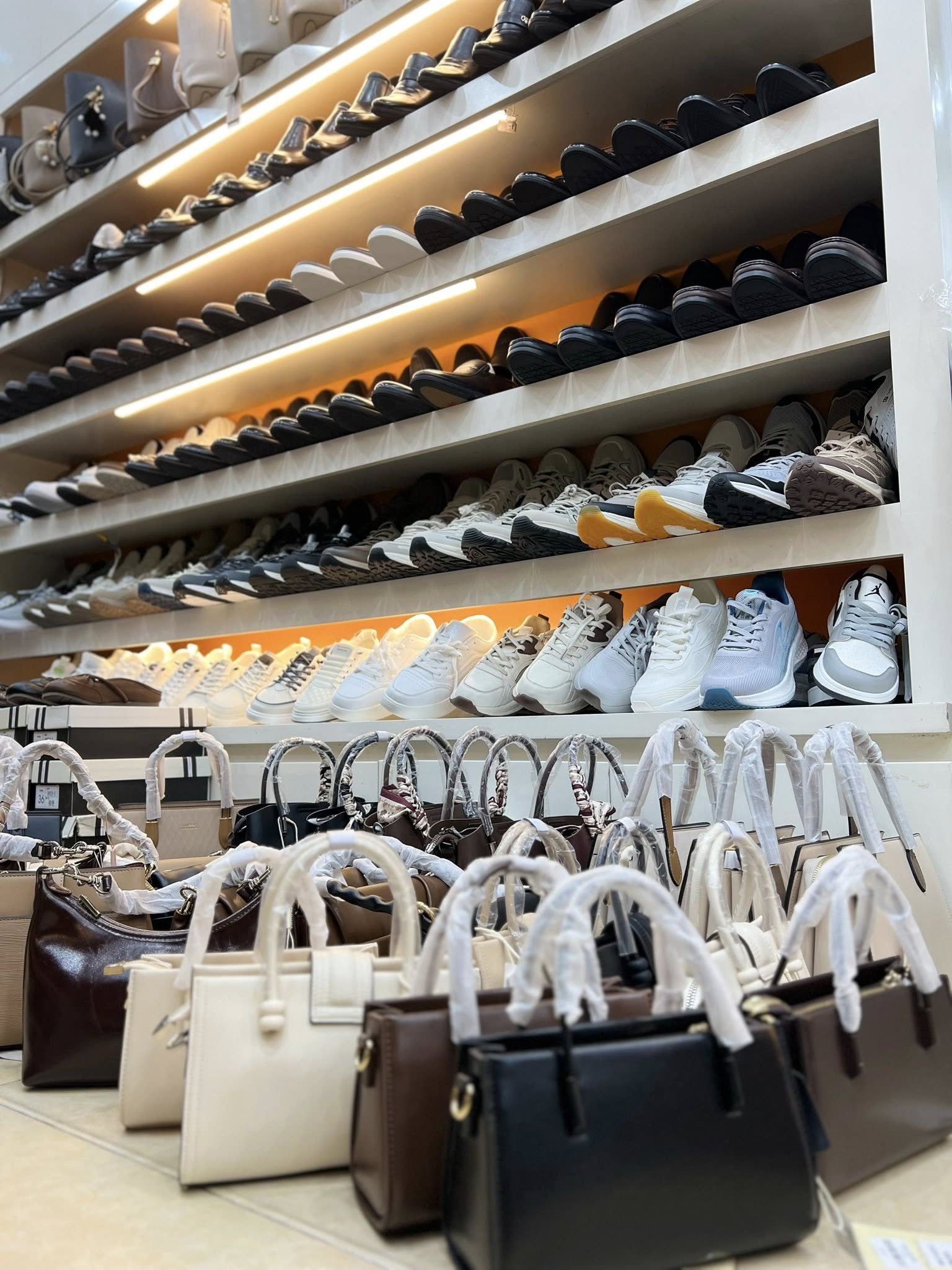 Không gian cùng những mẫu túi xách có mặt tại shop