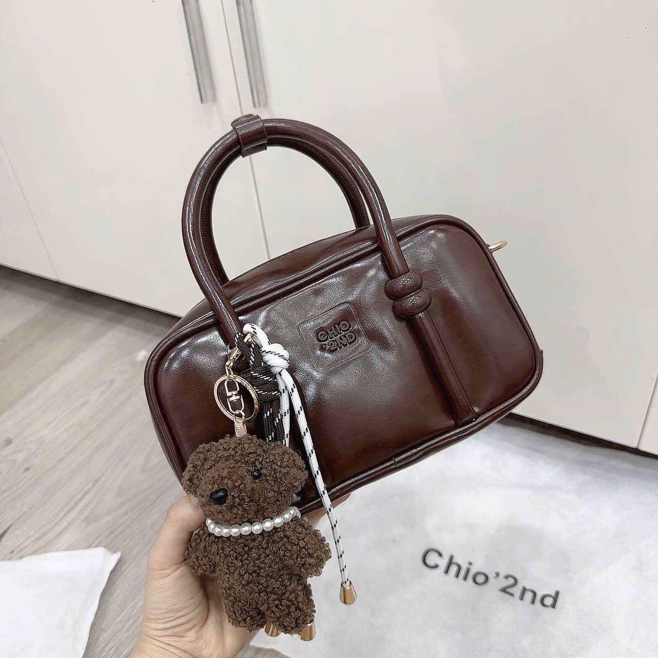 Túi xách trơn kèm charm gấu