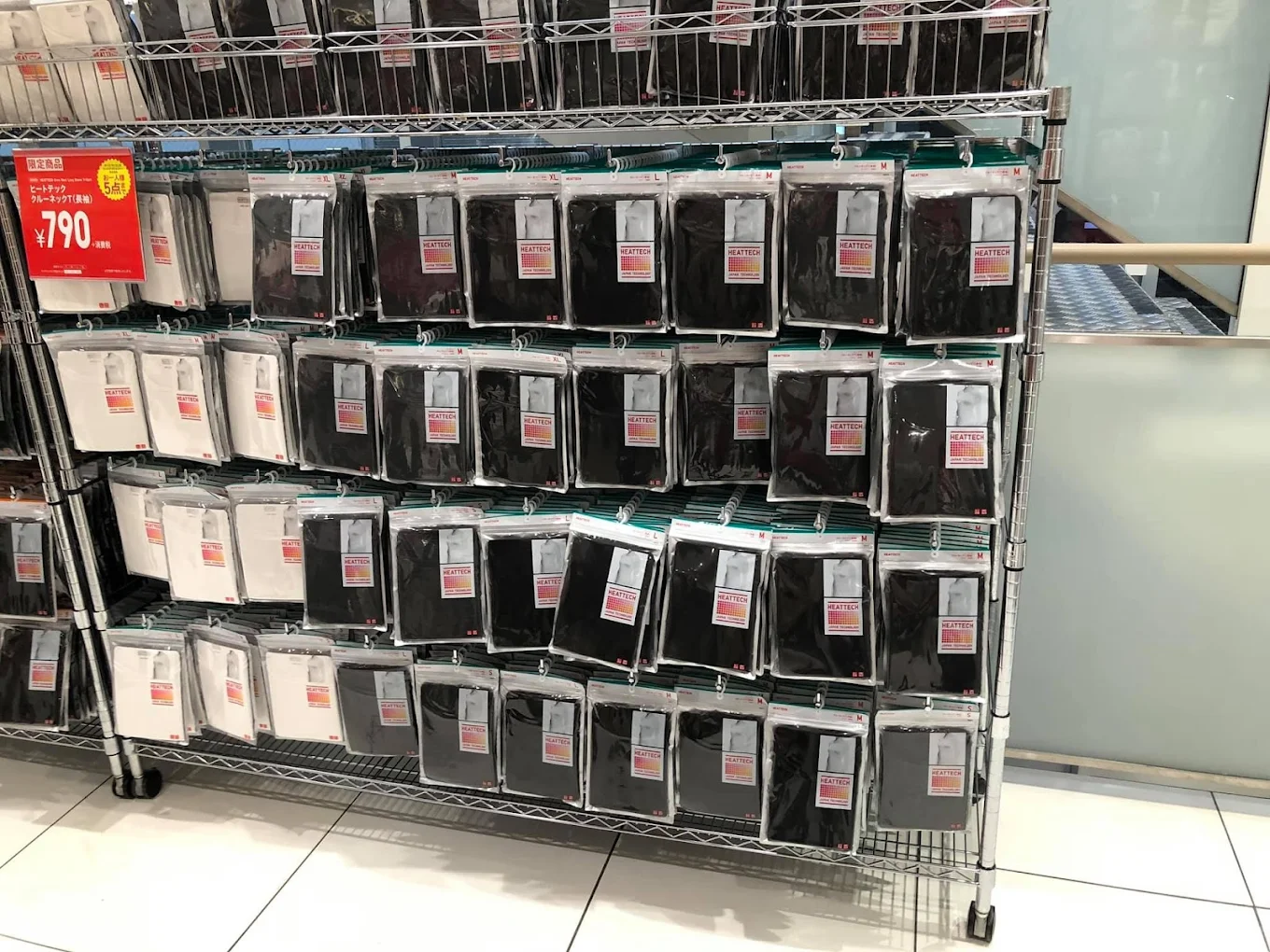 Các item đồ giữ nhiệt bên trong cửa hàng