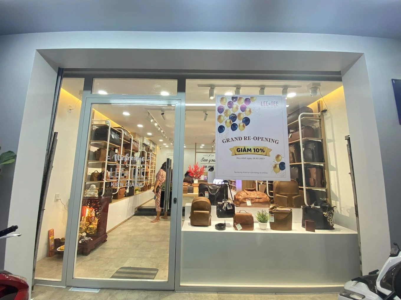 Bên ngoài cửa hàng Lee & Tee Đồng Nai