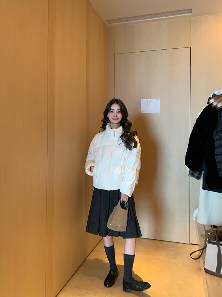 Áo khoác phao mix với chân váy