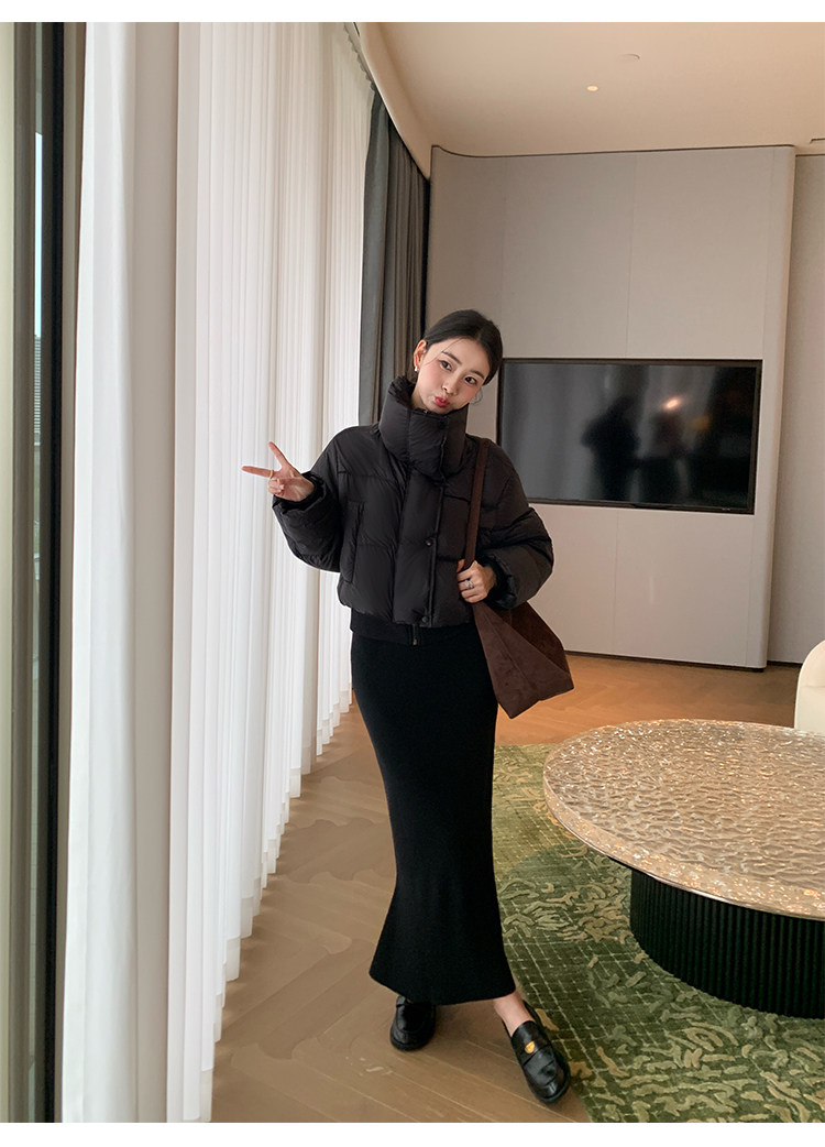 Áo phao ngắn kết hợp chân váy len dài