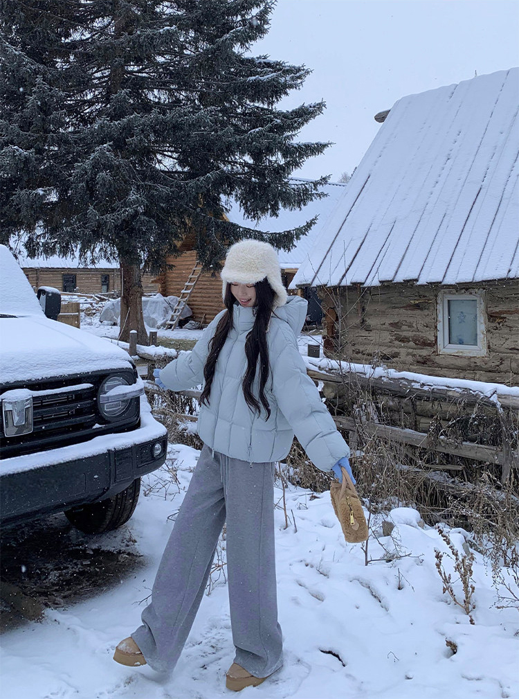 Áo phao dáng ngắn mix với quần ống rộng