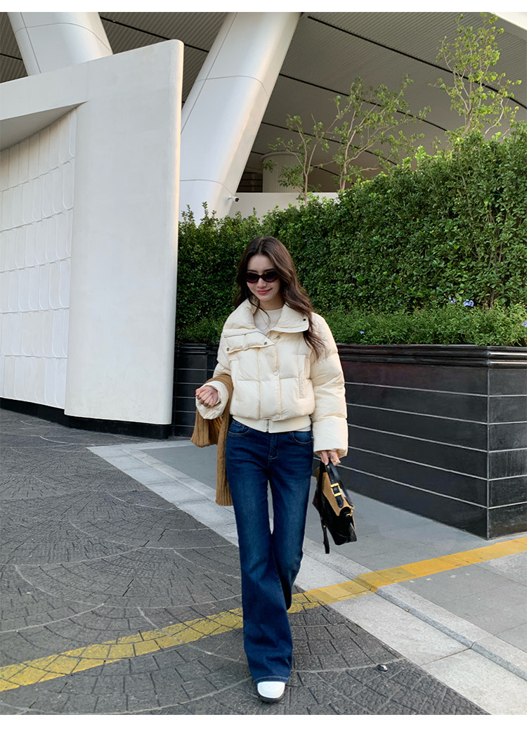 Áo phao dáng ngắn mix với quần jean