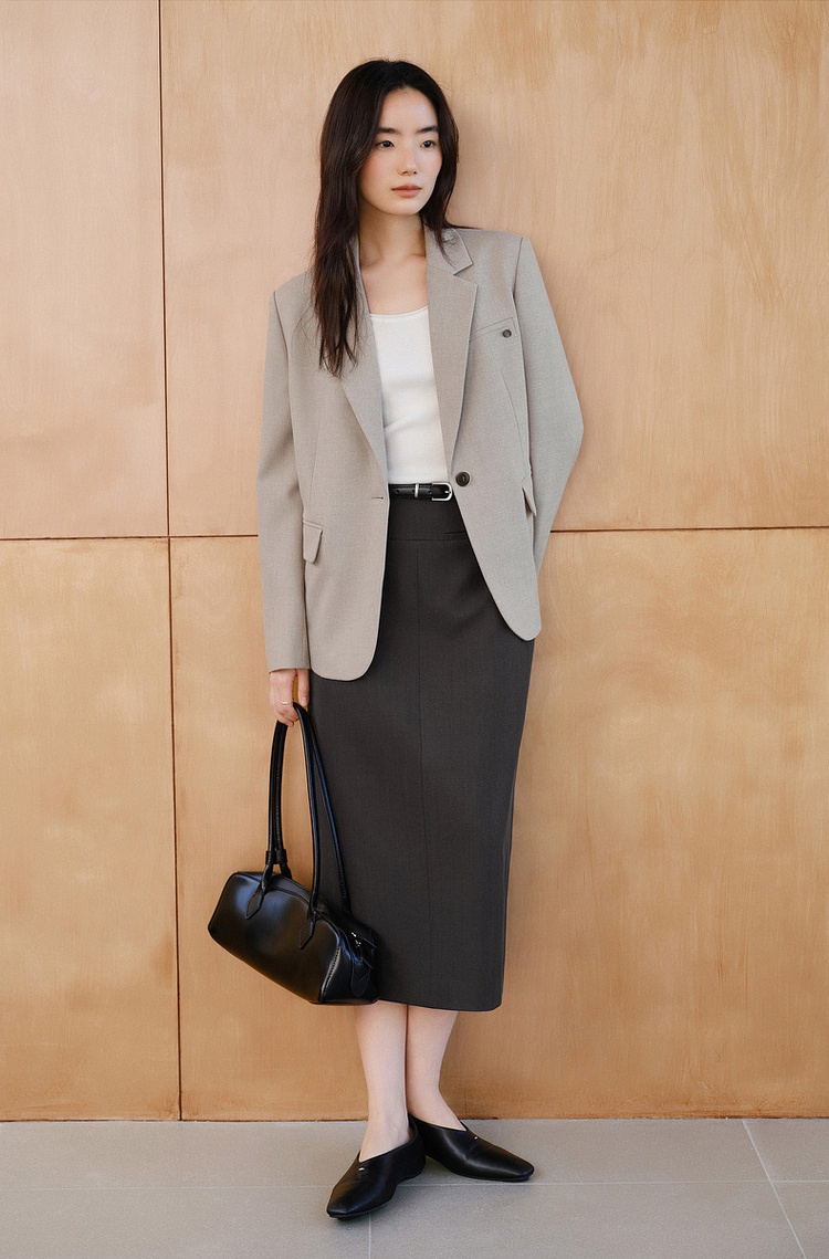 Blazer phối với chân váy midi