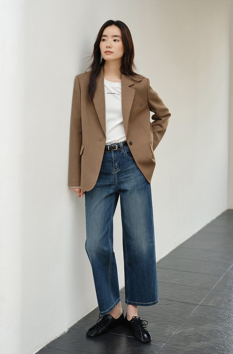 Blazer phối với quần jean ống suông