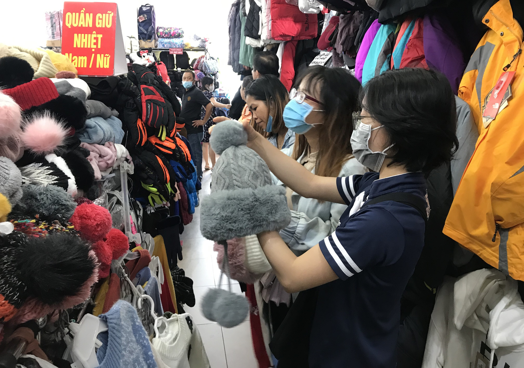 Đi chợ Nga ở Sài Gòn mua quần áo thu đông