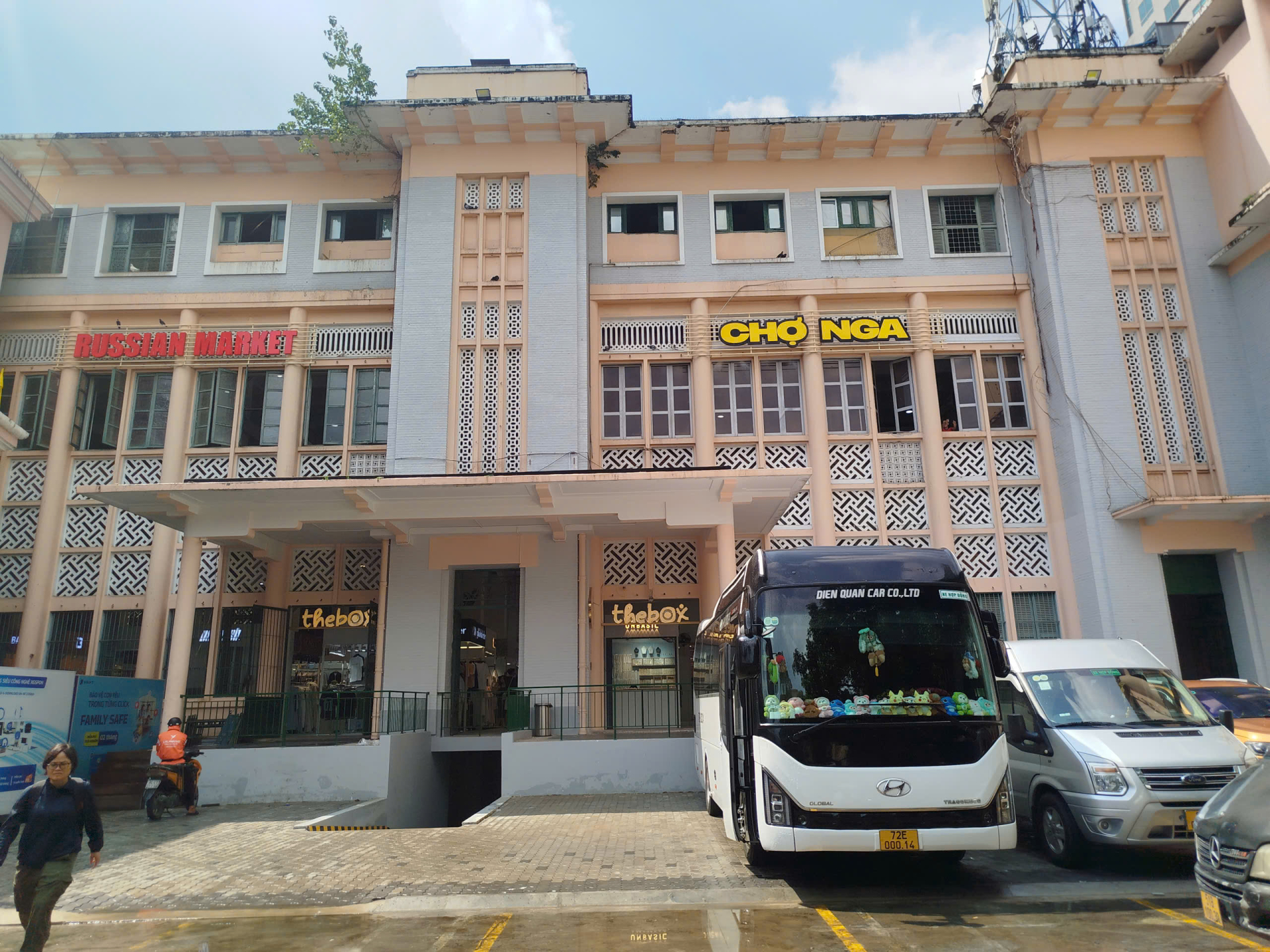Đi chợ Nga ở Sài Gòn mua quần áo thu đông