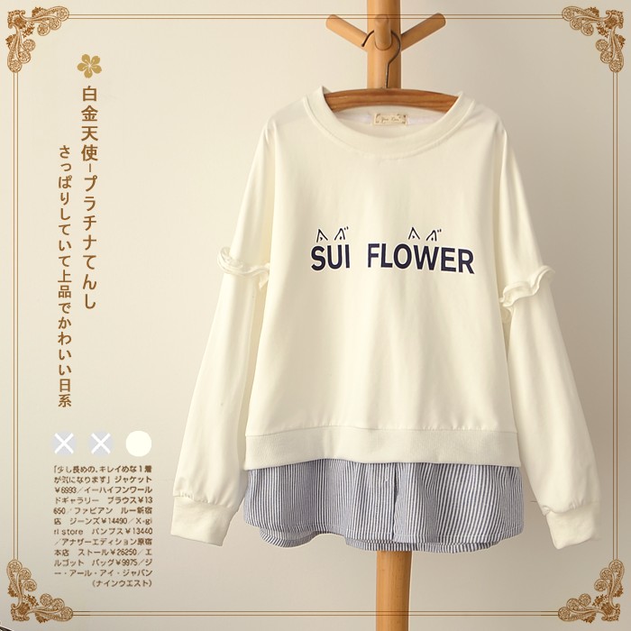 Áo in chữ Sui Flower phối sơ mi ở gấu áo