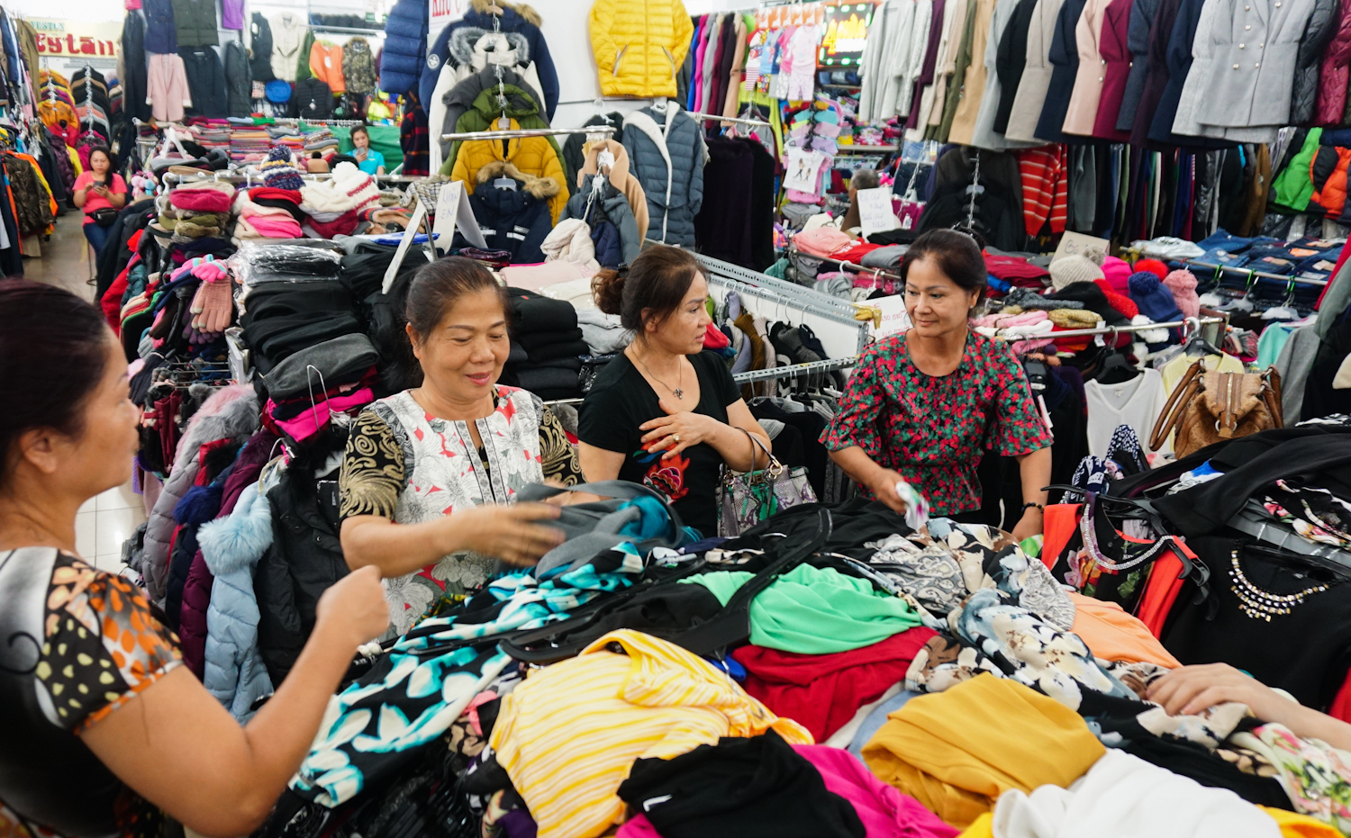 Đi chợ Nga ở Sài Gòn mua quần áo thu đông