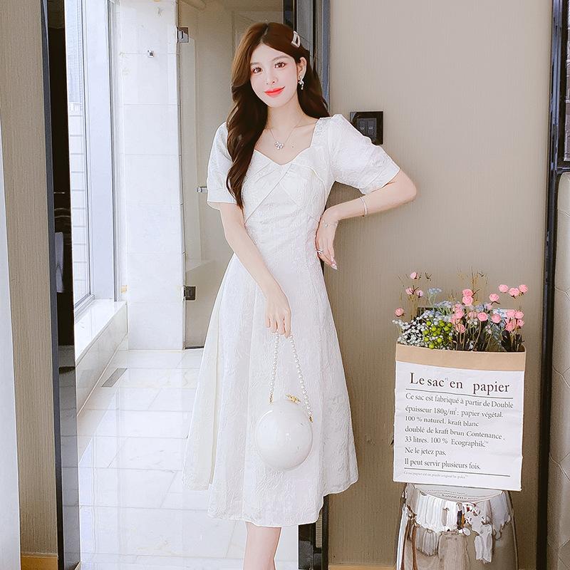 Váy trắng phong cách ngọt ngào