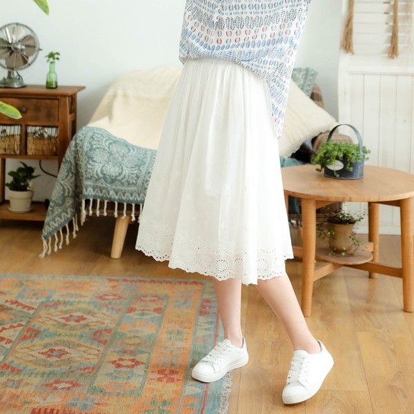 Chân váy trắng họa tiết hoa đục lỗ - sakurafashion.vn
