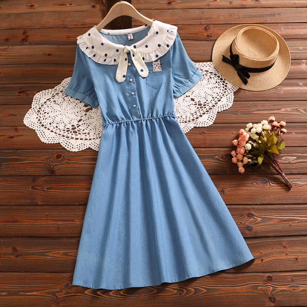 Đầm denim thêu hình chú mèo ở túi